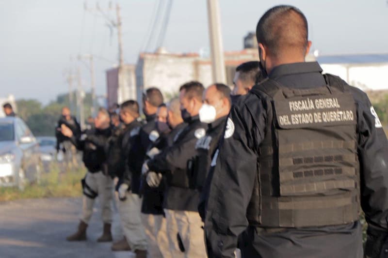 Asegura Fiscalía 85 autos y armas durante cateos en Querétaro