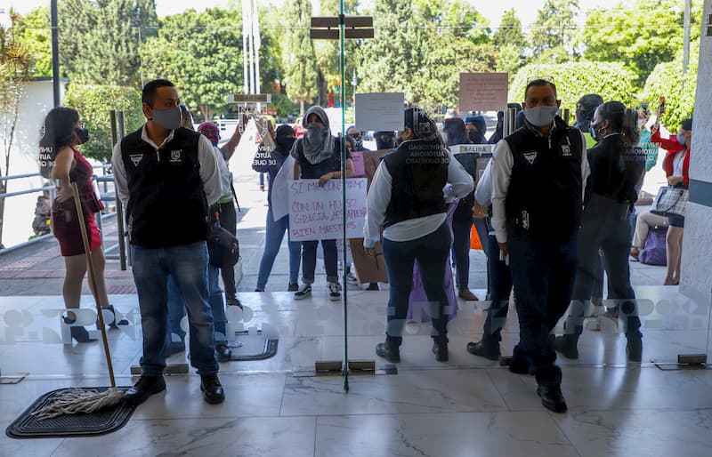 Encapuchados toman sede de debate de aspirantes a rectoría de la UAQ en Querétaro 1