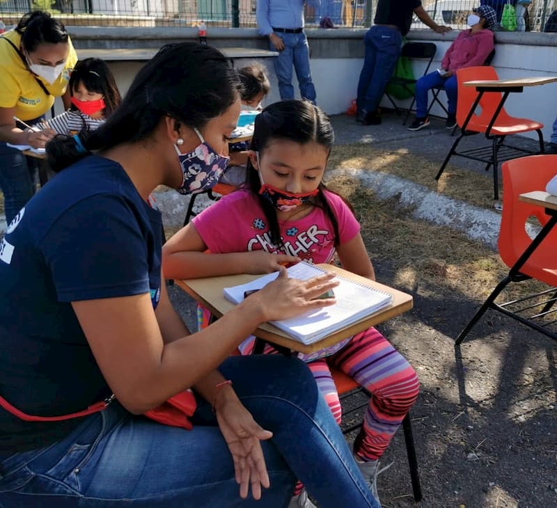 Llevan maestros e internet gratis a niños de colonias populares de San Juan del Río QRO