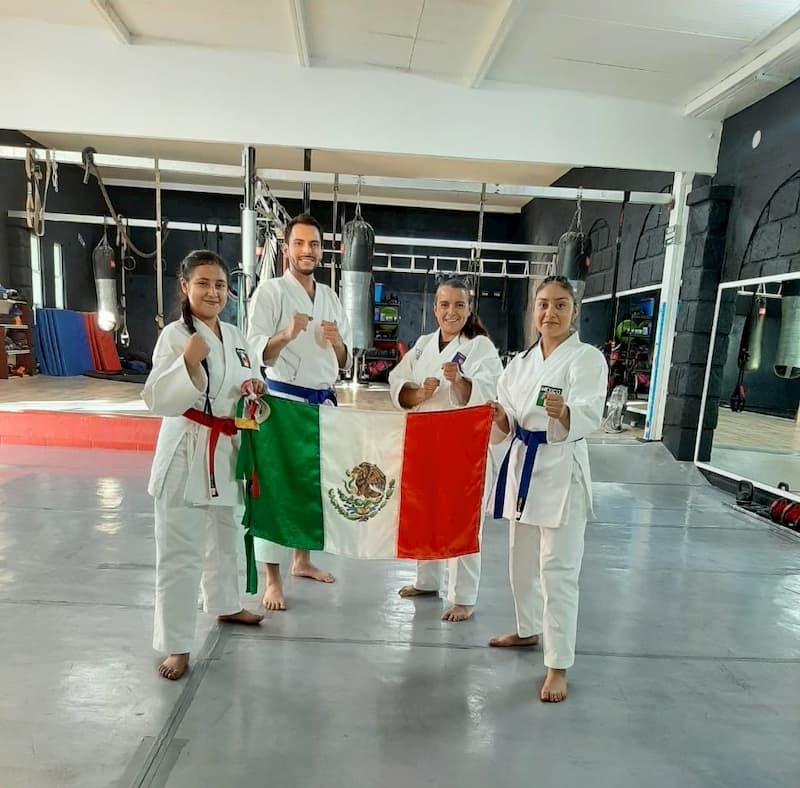 Queretanos ganan medallas en Panamá Open Karate & Parakarate