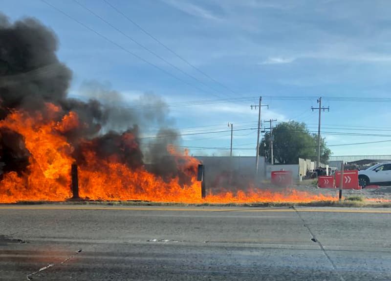 Trailer estalla en llamas en la Mexico-Queretaro en Loma Linda SJR