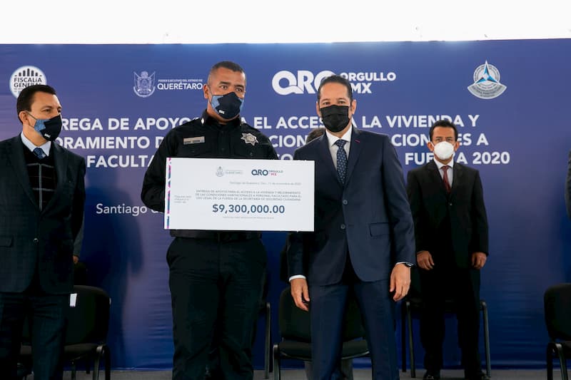 Francisco Domínguez entregó apoyos para la vivienda a elementos de corporaciones de seguridad de QRO