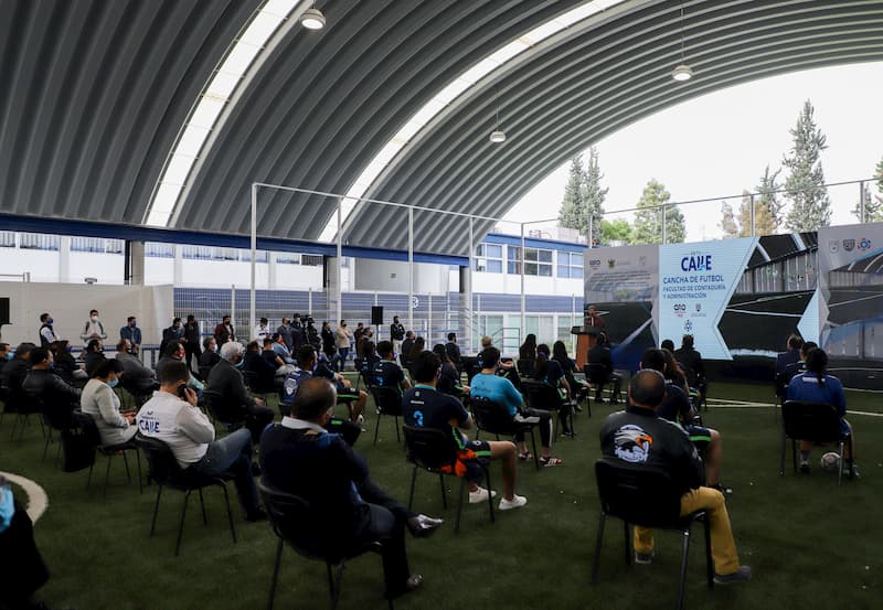 Inaugura Francisco Domínguez cancha de fútbol rápido en la UAQ