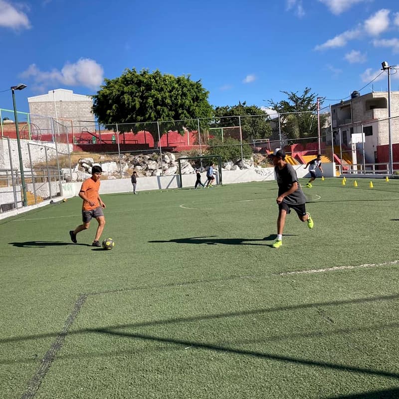 Redes Sociales Progresistas visitan colonia Peñuelas para activación de fútbol infantil y juvenil