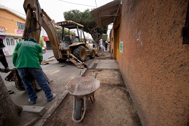 Remodelan banquetas en calle 20 de noviembre, San Juan del Río