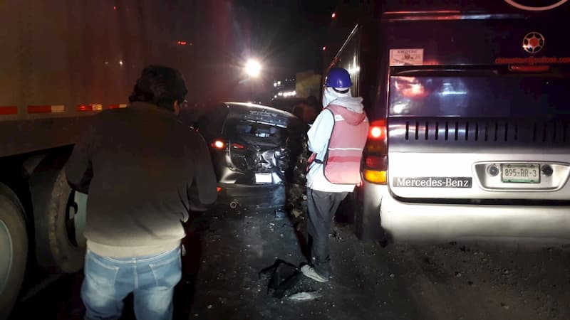 Bloqueada la México-Querétaro por accidente entre 8 vehículos 2