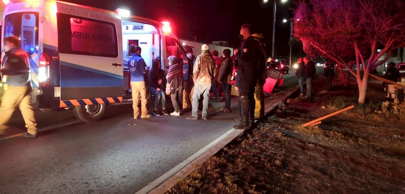 Conductora ebria choca y cae sobre un auto TESLA en SJR Queretaro3