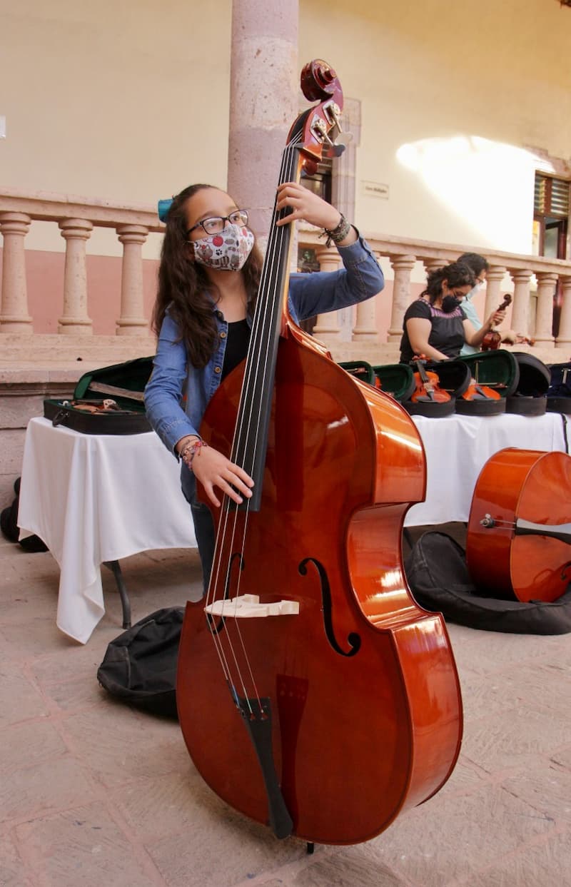 Entregaron instrumentos musicales en Cadereyta de Montes