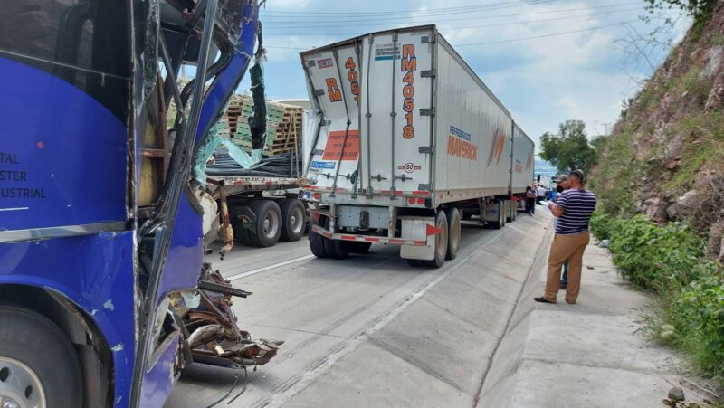 Autobús contra tráiler deja jornaleros y migrantes lesionados en la México-Querétaro