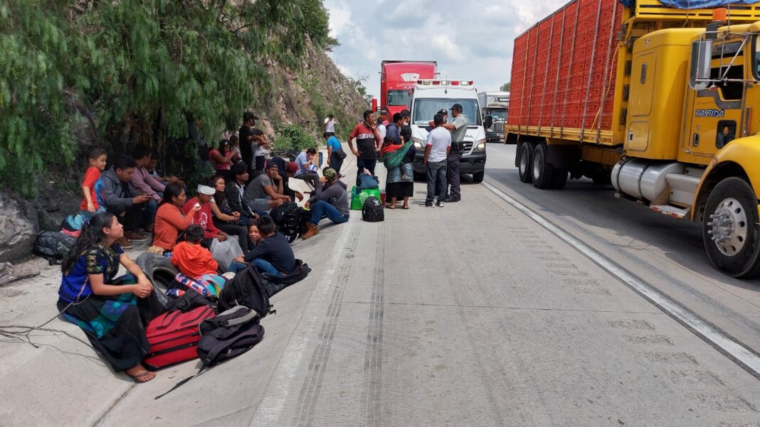 Autobús contra tráiler deja jornaleros y migrantes lesionados en la México-Querétaro