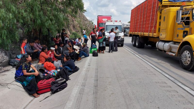 Autobús contra tráiler deja jornaleros y migrantes lesionados en la México-Querétaro