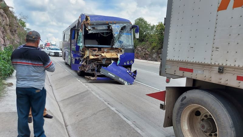 Autobús contra tráiler deja jornaleros y migrantes lesionados en la México-Querétaro