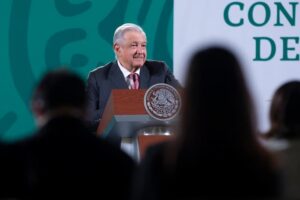 AMLO afirma que continúan labores de auxilio y entrega de apoyos a damnificados por inundaciones