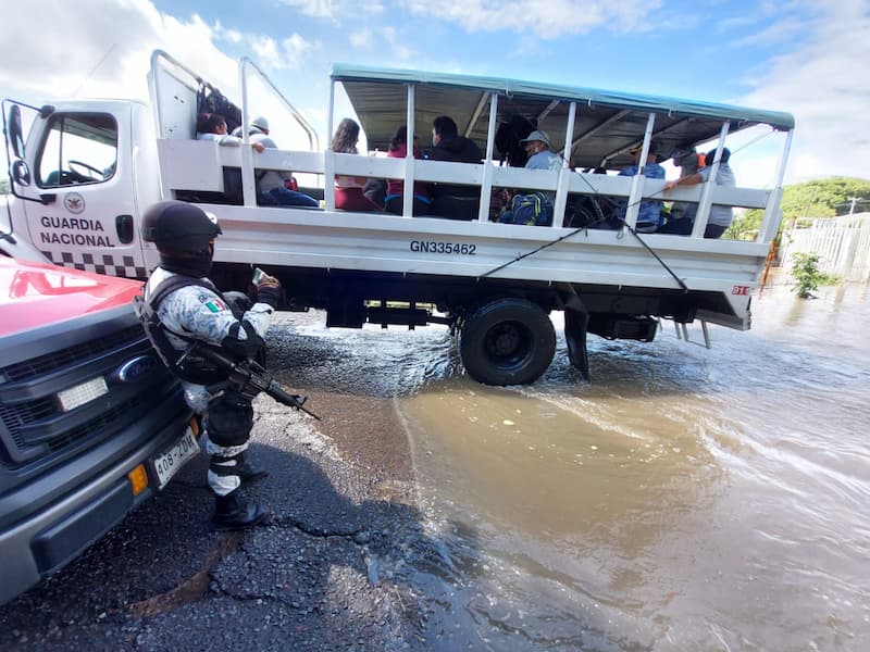 Rescatan familias atrapadas por inundación en San Juan del Río QRO