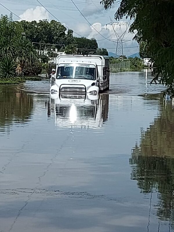 Rescatan familias atrapadas por inundación en San Juan del Río QRO