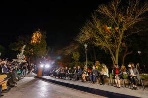 Luis Nava y Arahí Domínguez estuvieron presentes en el encendido del Nacimiento y Árbol de la Amistad en Querétaro