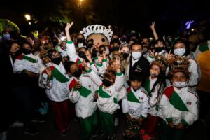 Luis Nava y Arahí Domínguez estuvieron presentes en el encendido del Nacimiento y Árbol de la Amistad en Querétaro