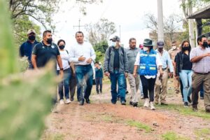 Roberto Cabrera visita a habitantes de Santa Lucía y Santa Bárbara La Cueva