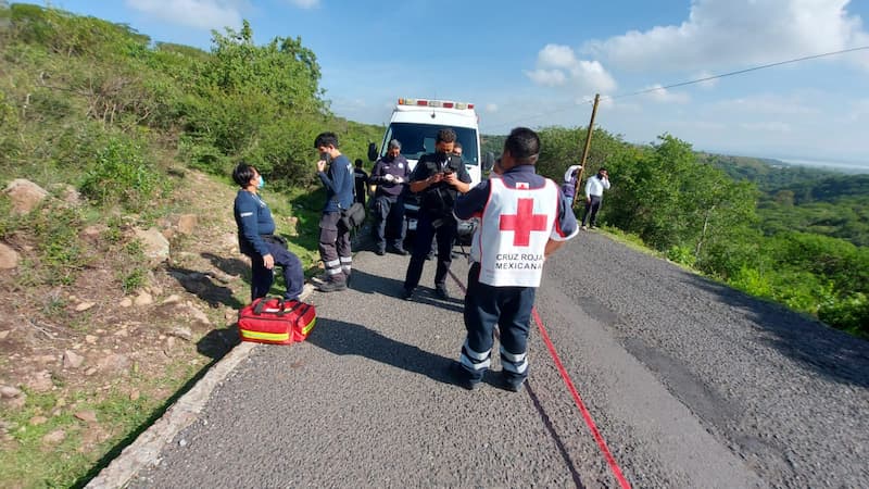 23 lesionados por volcadura de transporte público en Camino a Vaquerias, SJR