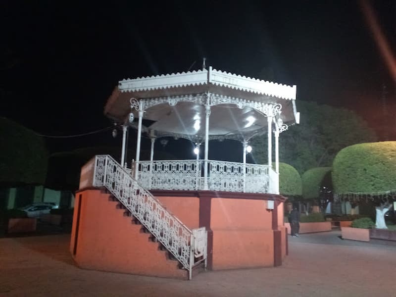 En pie rehabilitación del kiosco de Plaza Fundadores, en San Juan del Río