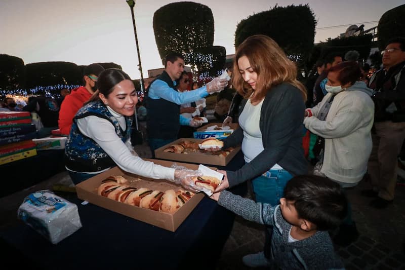 Roberto Cabrera y su esposa Georgina Sánchez Barrios compartieron regalos y rosca de reyes con familias sanjuanenses