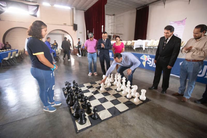 Roberto Cabrera inaugura el emocionante Torneo de Ajedrez en San Juan del Río