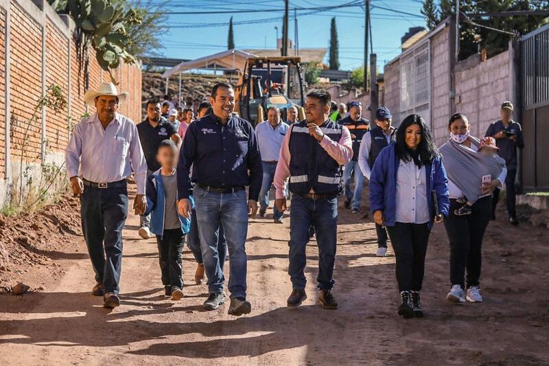 Roberto Cabrera inicia rehabilitación de calle en San Sebastián de las Barrancas Norte