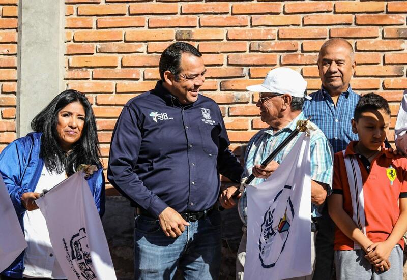 Roberto Cabrera inicia rehabilitación de calle en San Sebastián de las Barrancas Norte