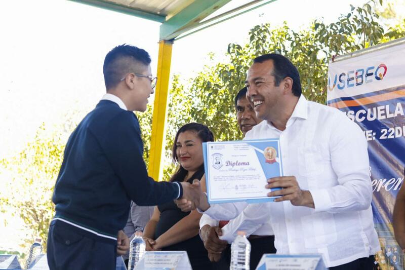 Roberto Cabrera recibe reconocimiento por su labor como presidente municipal de San Juan del Río