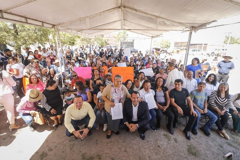 Roberto Cabrera realizó entrega de escrituras en Colonia Girasoles, San Juan del Río