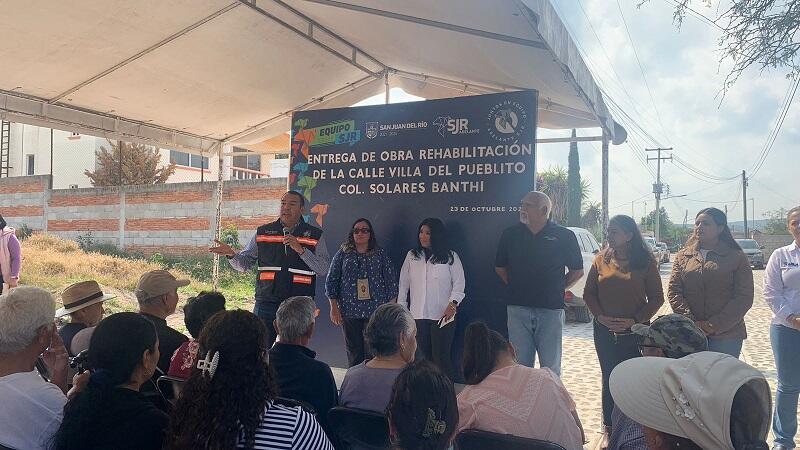 Entrega Roberto Cabrera rehabilitación de la calle Villa del Pueblito en Solares Banthí