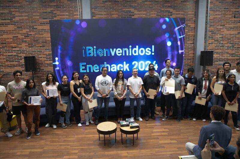 Jóvenes queretanos brillan en el Primer Hackathon Enerhack