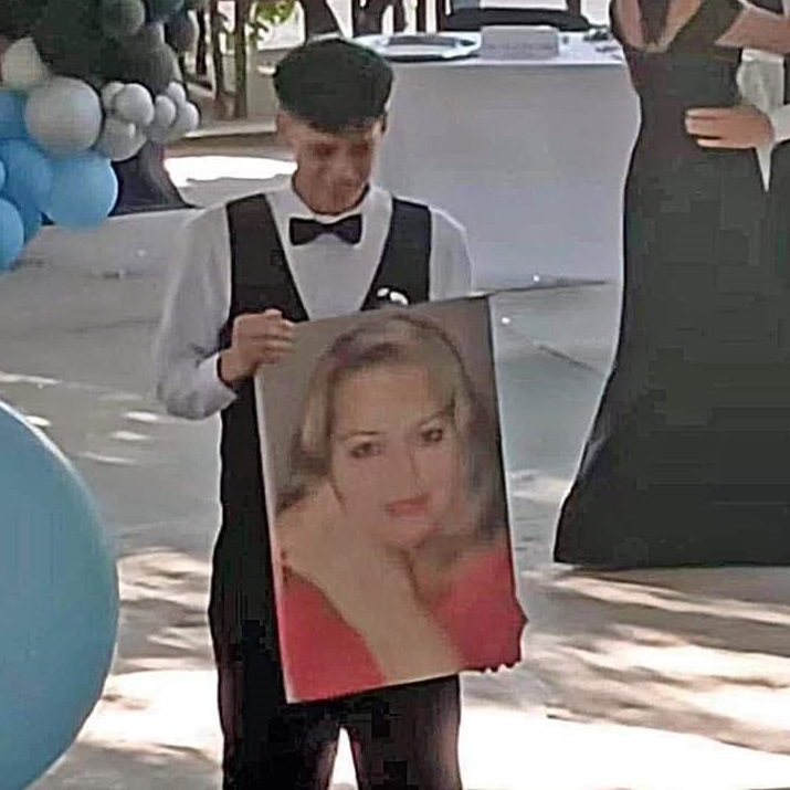 Joven baila vals de graduación con fotografía de su madre fallecida