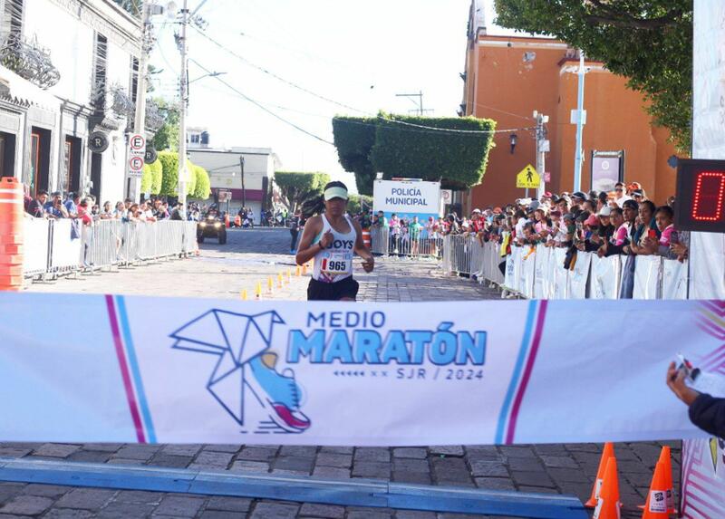 Participan más de mil 600 corredores en el Medio Maratón San Juan del Río 2024