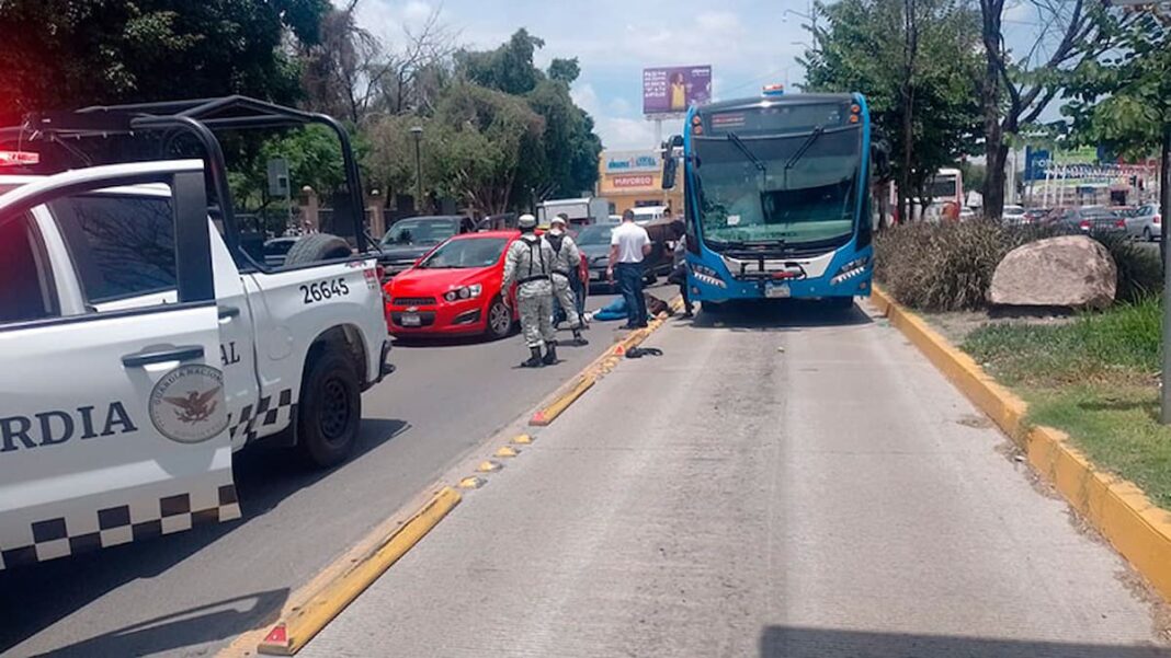 Mujer atropellada por unidad de Qrobus en zona prohibida para peatones