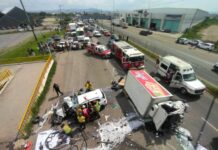 Camioneta salta el camellón y choca de frente a camión en San Juan del Río