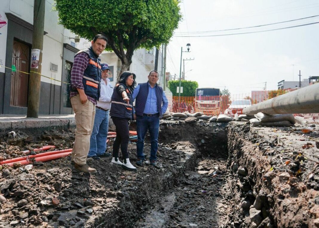 Roberto Cabrera supervisa obras en Avenida Juárez