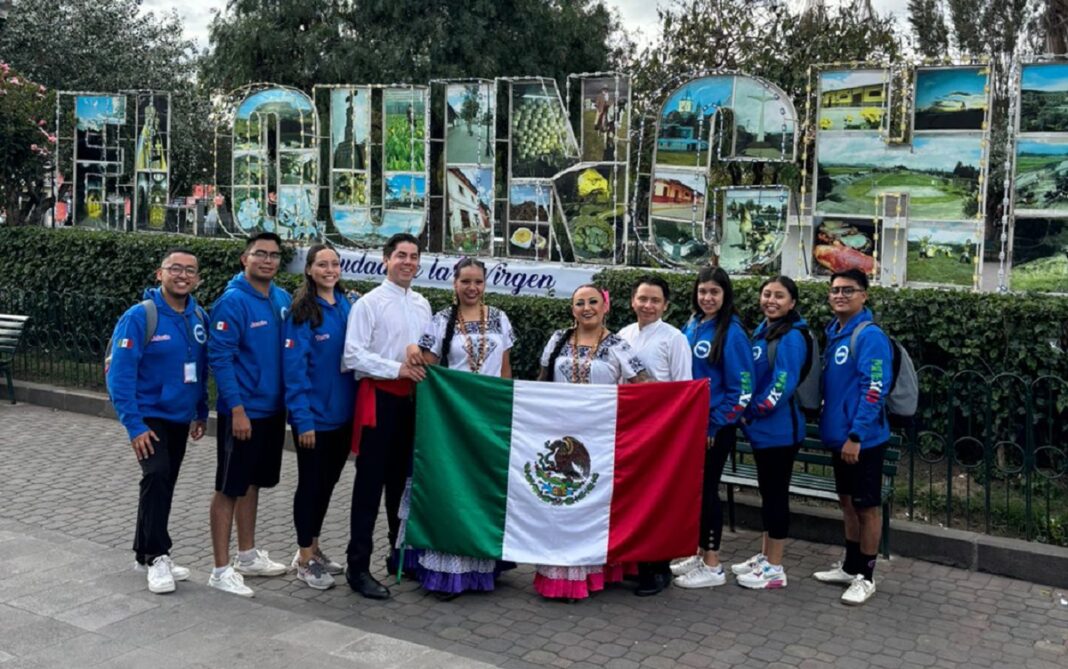 Grupo Folklórico de la UPQ brilla en Festival Internacional en Ecuador