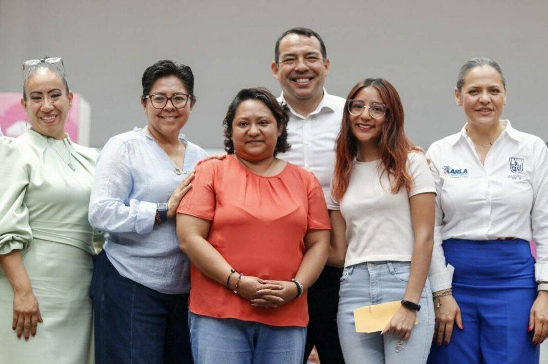 Entregan becas del “Programa Becas Adelante” en San Juan del Río