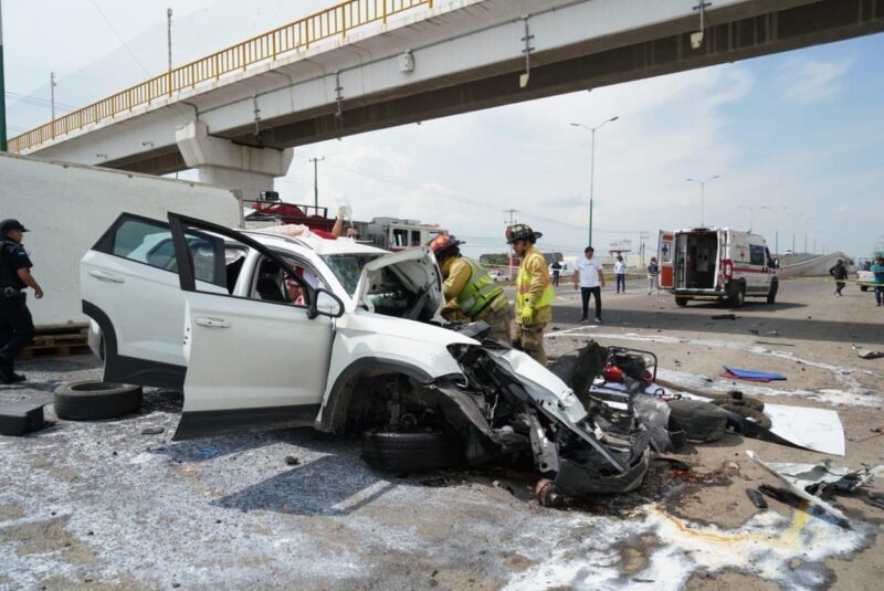 Fallecen conductora de camioneta y copiloto y de camión tras grave accidente