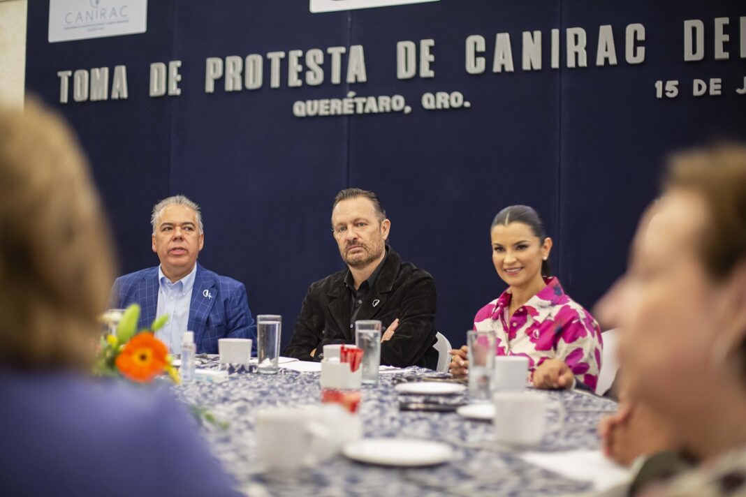 Mauricio Kuri lidera toma de protesta de CANIRAC en Querétaro