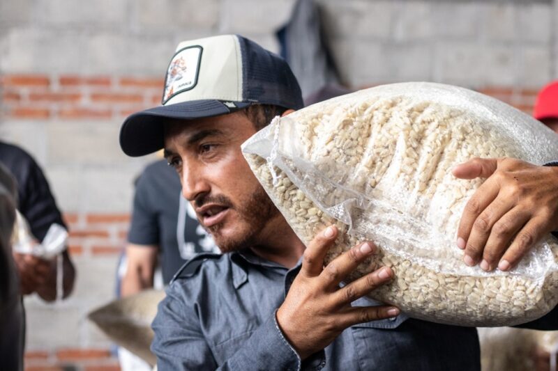 Realiza Roberto Cabrera entrega de maíz y fertilizantes a comunidades de San Juan del Río