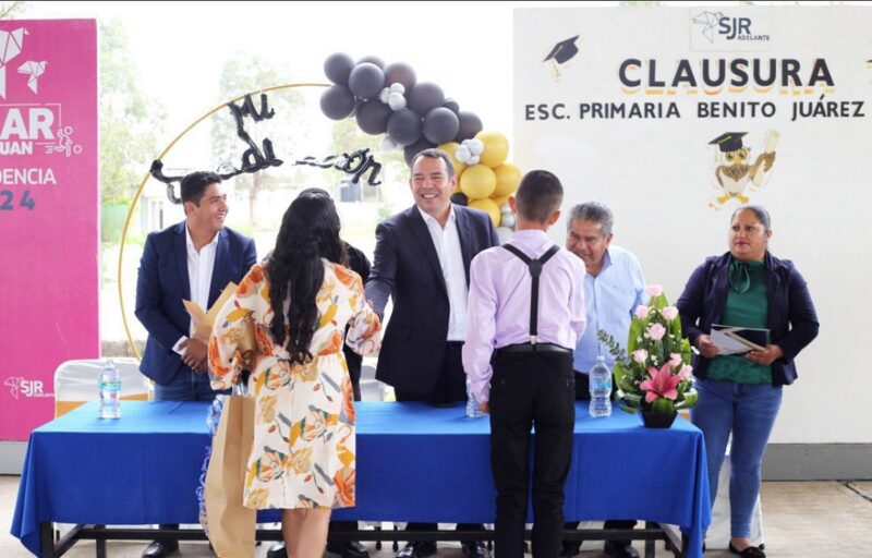 Roberto Cabrera celebra la graduación de estudiantes en San Juan del Río