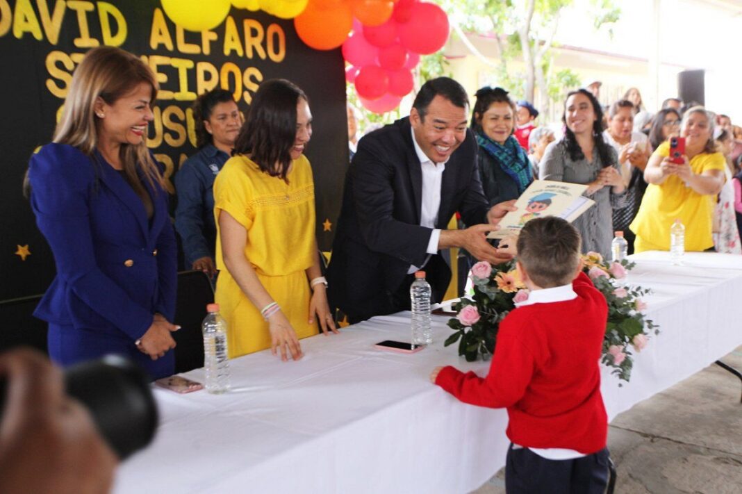 Roberto Cabrera celebra la graduación de estudiantes en San Juan del Río