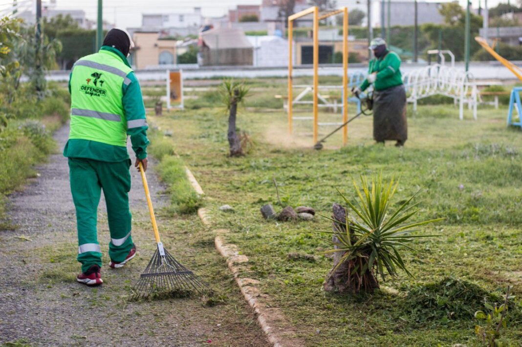 Roberto Cabrera supervisa mejoras en el parque de la colonia La Peña en San Juan del Río