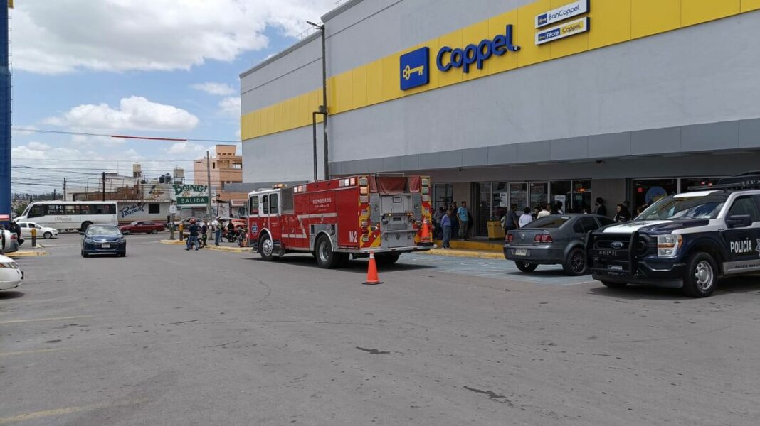 Evacuan Coppel Moctezuma al activarse la alarma de incendio; bomberos confirman no hubo fuego