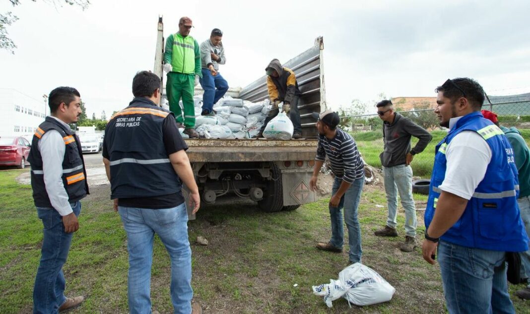 Centro Penitenciario de San Juan del Río apoya con costales de arena para la temporada de lluvias