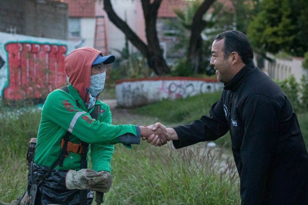 Roberto Cabrera supervisa trabajos de Servicios Públicos en parque de la colonia La Peña