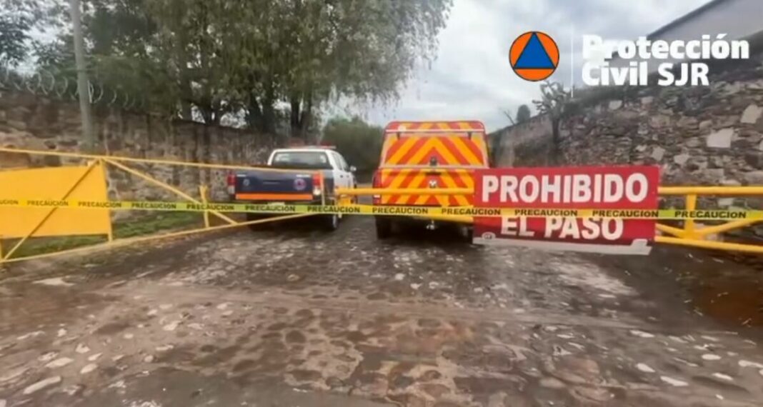 Cierre de vialidades en San Juan del Río debido a crecida del río por derivadora de Lomo de Toro