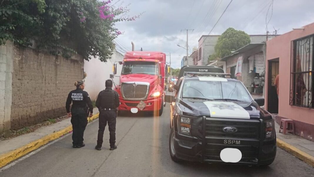 Aseguran tractocamión con hidrocarburo en San Juan del Río